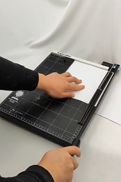 Panel de seguridad y ajustes de la guillotina A3 Innova AFE